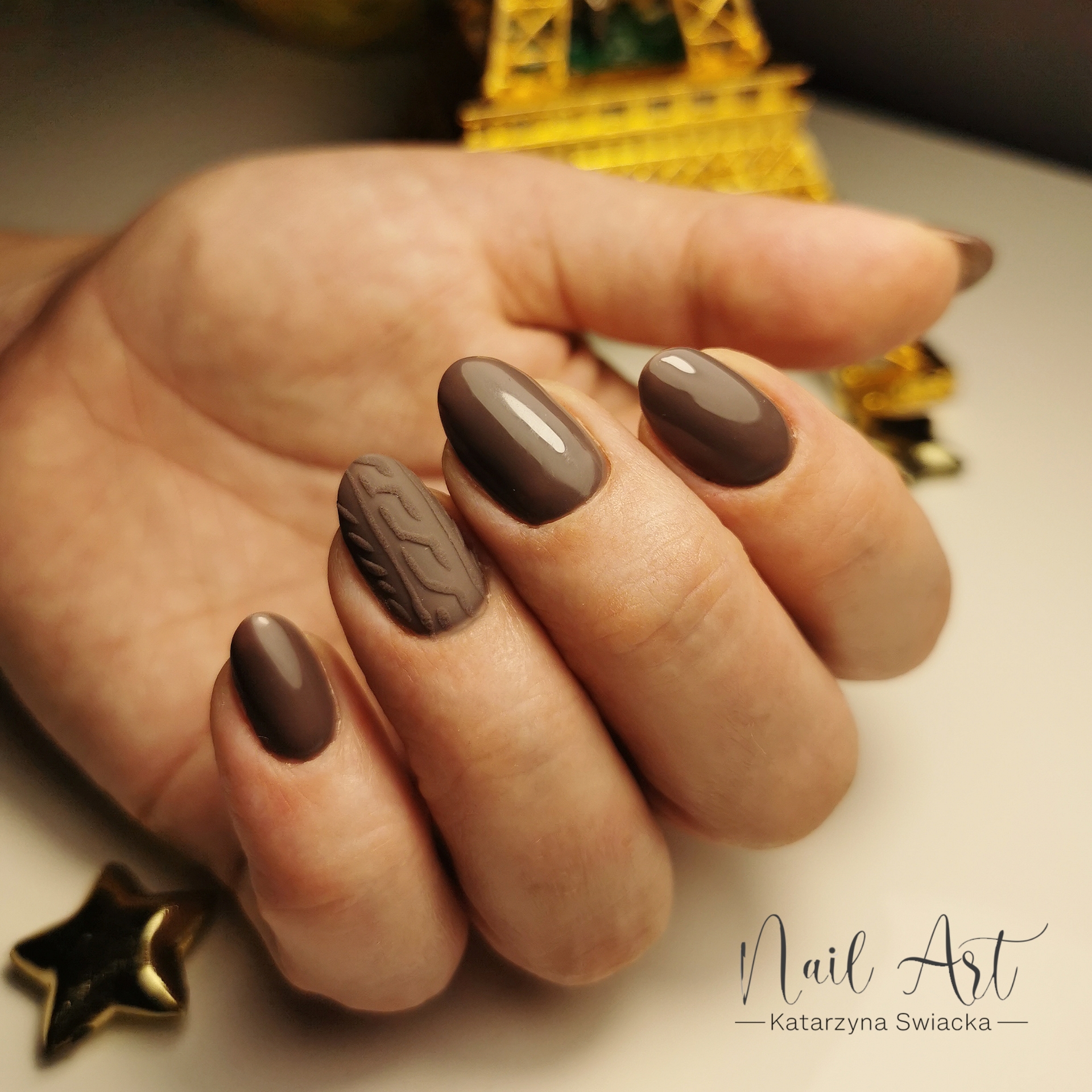 Delikatny nail art w eleganckiej kolorystyce