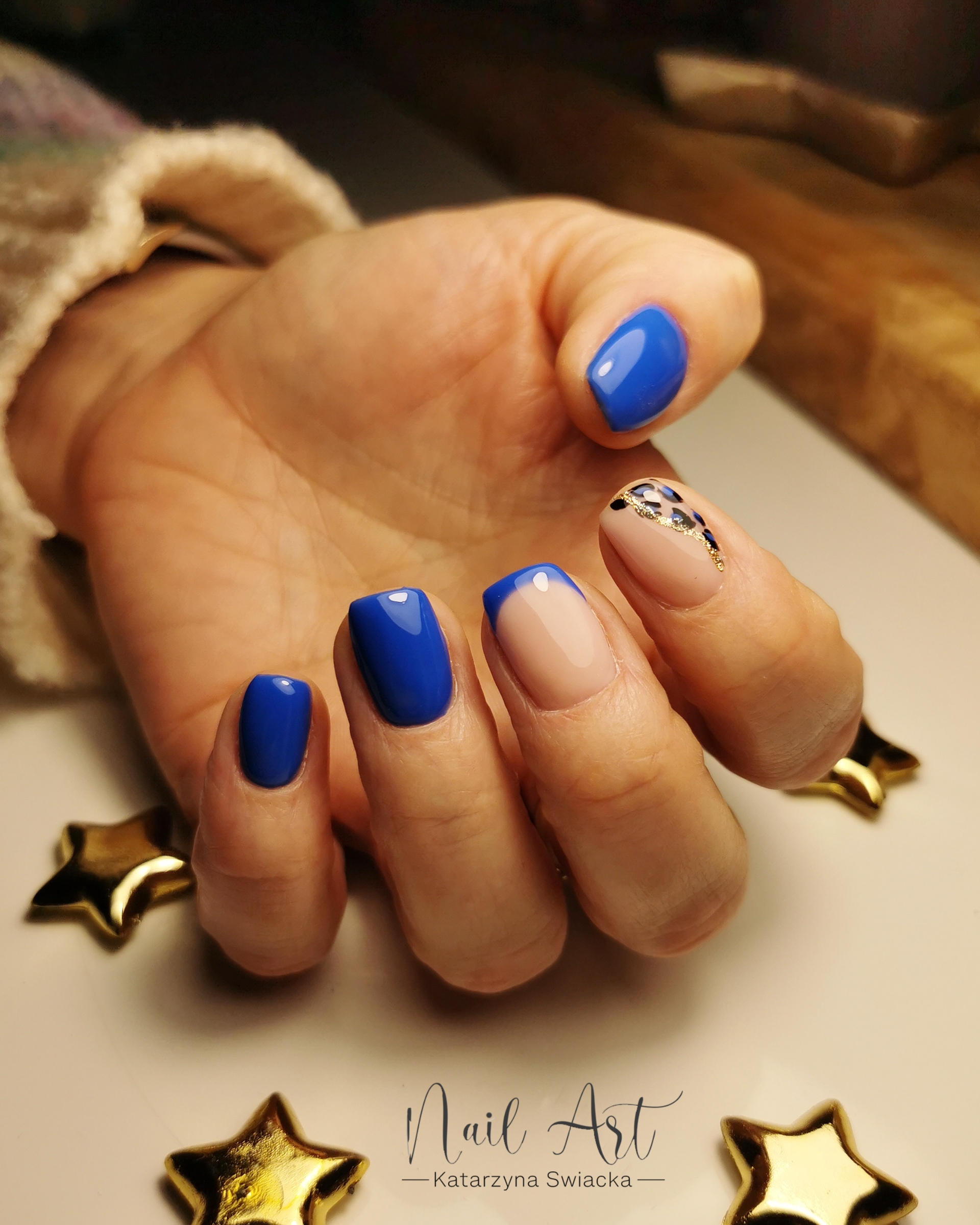 Stylizacja paznokci z blaskiem i czystą formą